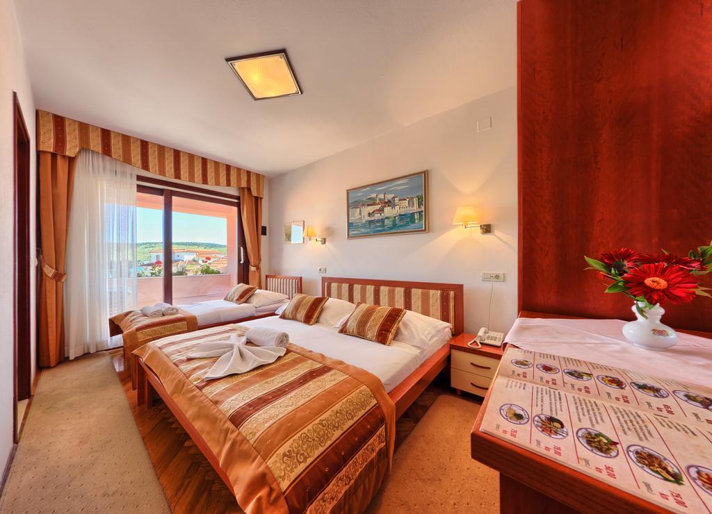 Hotel Trogirski Dvori Exteriör bild